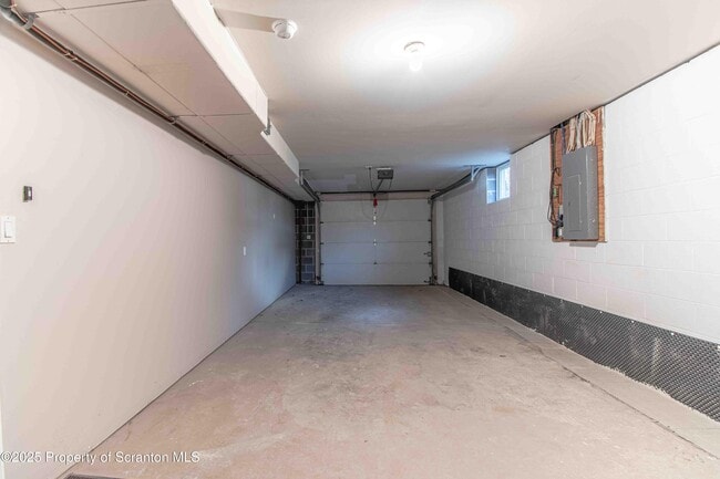 Building Photo - 4013 Pond View Dr