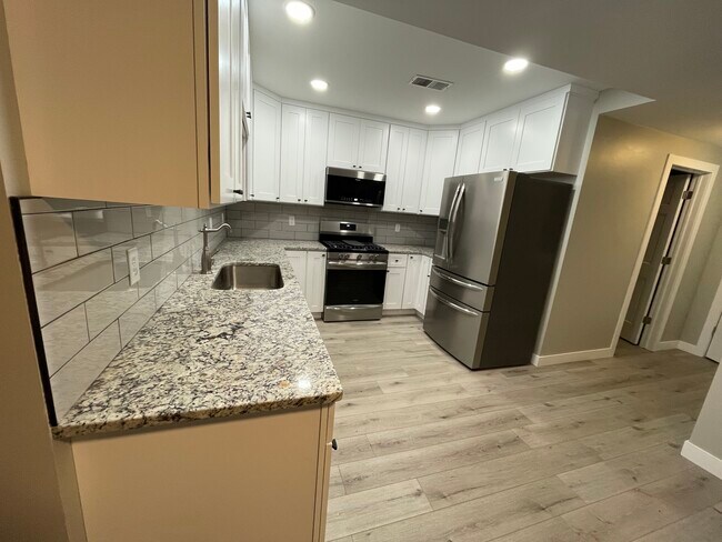 Building Photo - 12085 S Sherman Lake Dr