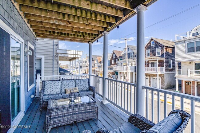 Building Photo - 10 Center St