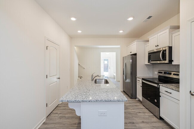 Building Photo - Cover front porch, two bedroom 2 1/2 bath townhome