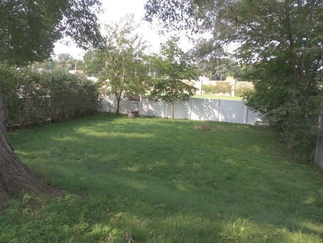 Building Photo - Engaging Cape Cod In An In-town Location!