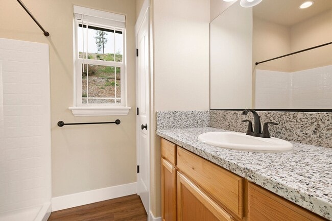 Building Photo - Welcome to your new 1 bedroom home nestled in the serene beauty of Paradise, CA!