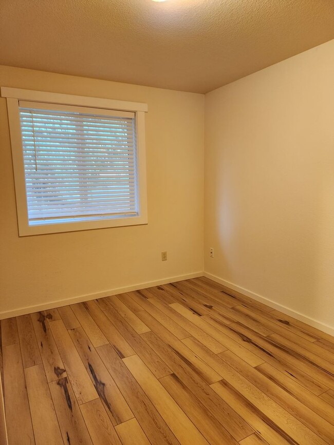 Building Photo - 3 Bedroom Rambler