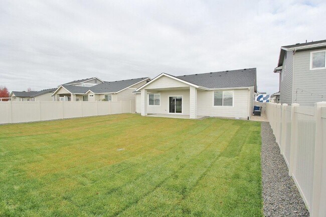 Building Photo - Immaculate Single-Level Home