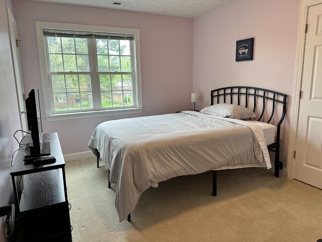 Building Photo - 323 Fox Hill Rd