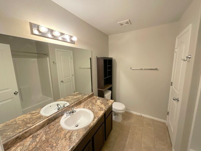 Building Photo - 3 Bedroom Townhome Available Near Barnes Rd & Peterson Rd!