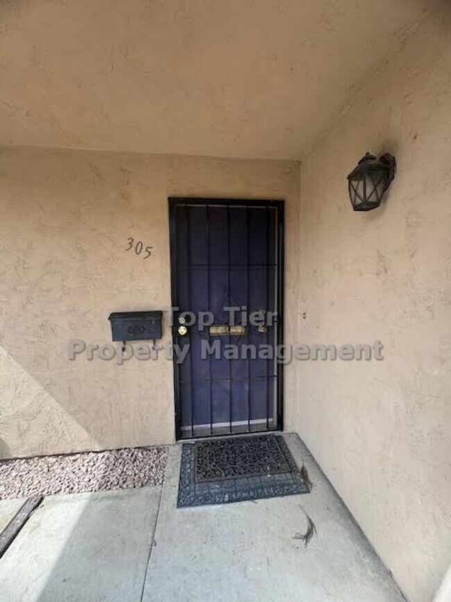 Building Photo - Rare Lower Unit with Stunning Views & In-Unit Laundry