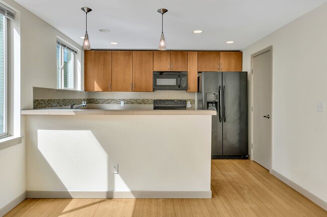 Building Photo - Cheery & Bright Columbia City Townhome