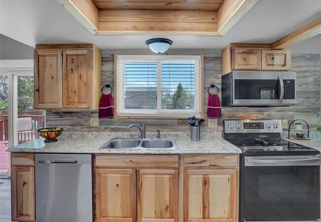 Building Photo - 4 Bed 4 Bath Home in District 20!!!