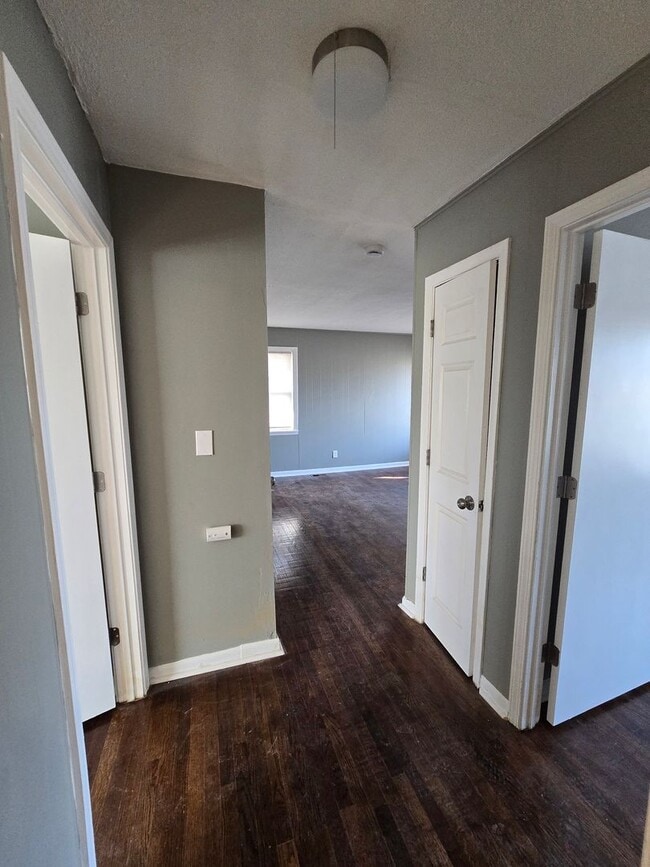 Building Photo - Renovated Duplex ready now