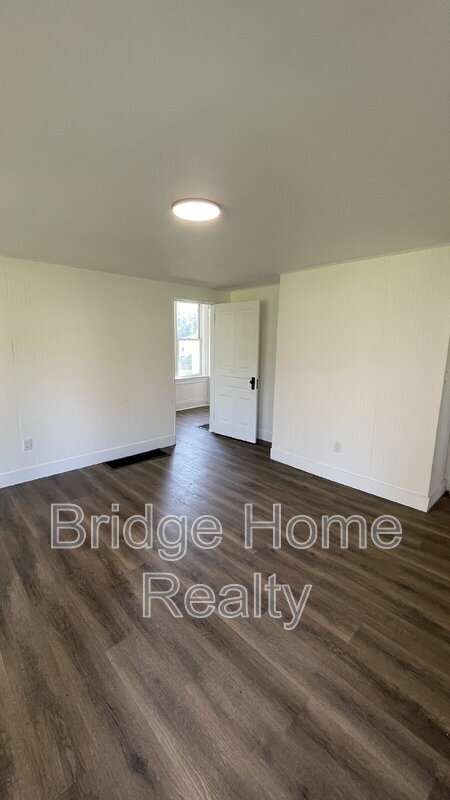 Building Photo - 240 Robinson St