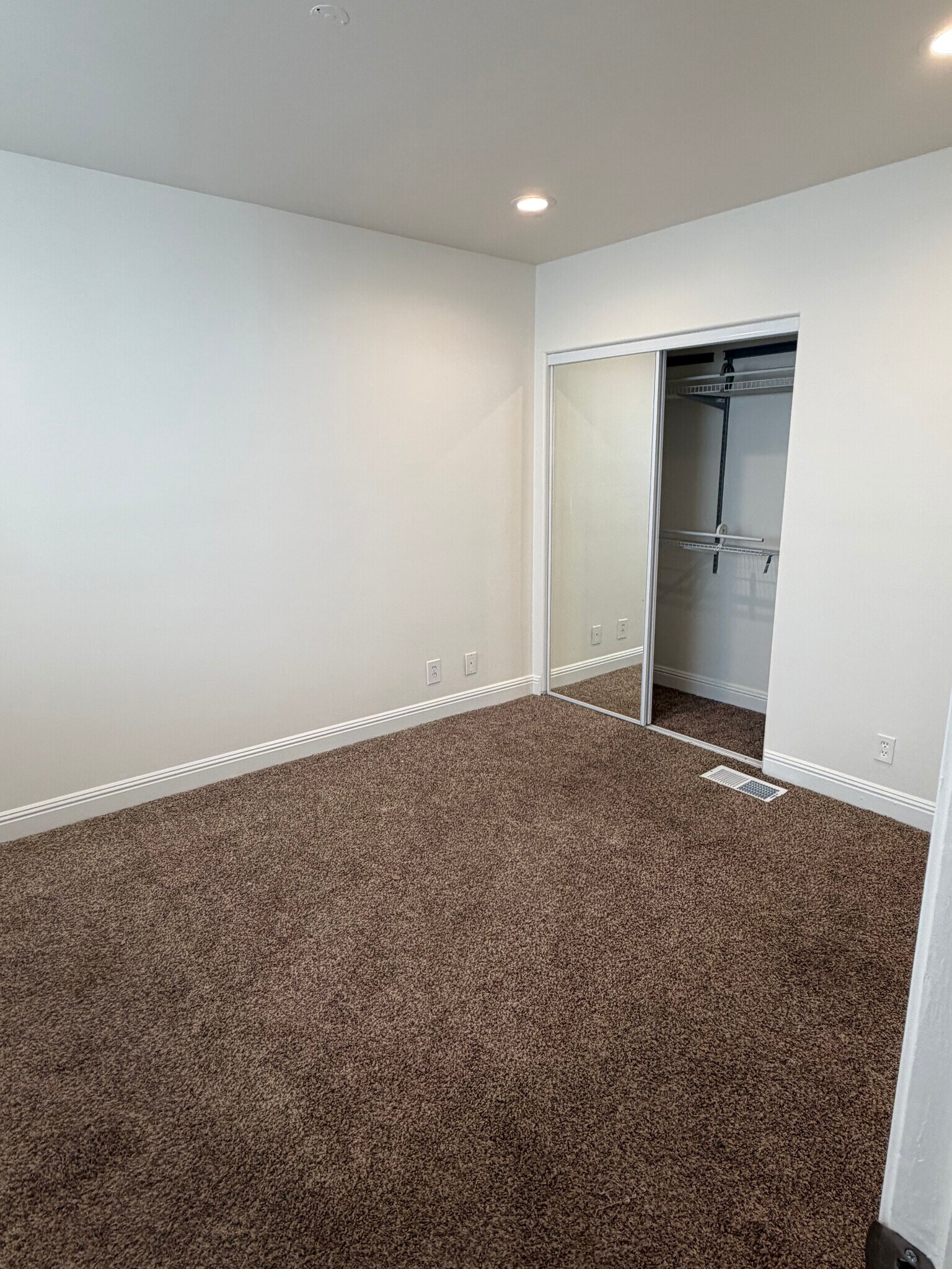 Building Photo - 3111 Bayview Dr