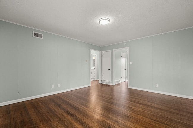 Building Photo - Fully Renovated Whitehaven Gem - Open To Section 8