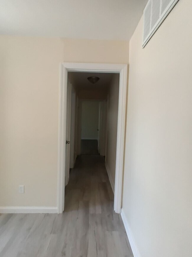 Building Photo - Freshened up ready for new tenants! Section 8 approved