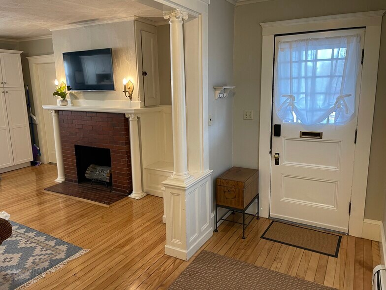 Building Photo - 4 Belmont St