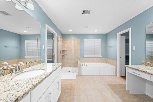 Building Photo - 3410 Skyline Village Dr