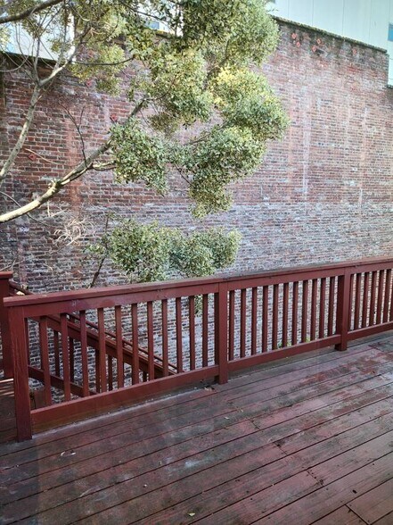 Building Photo - 166 Langton St