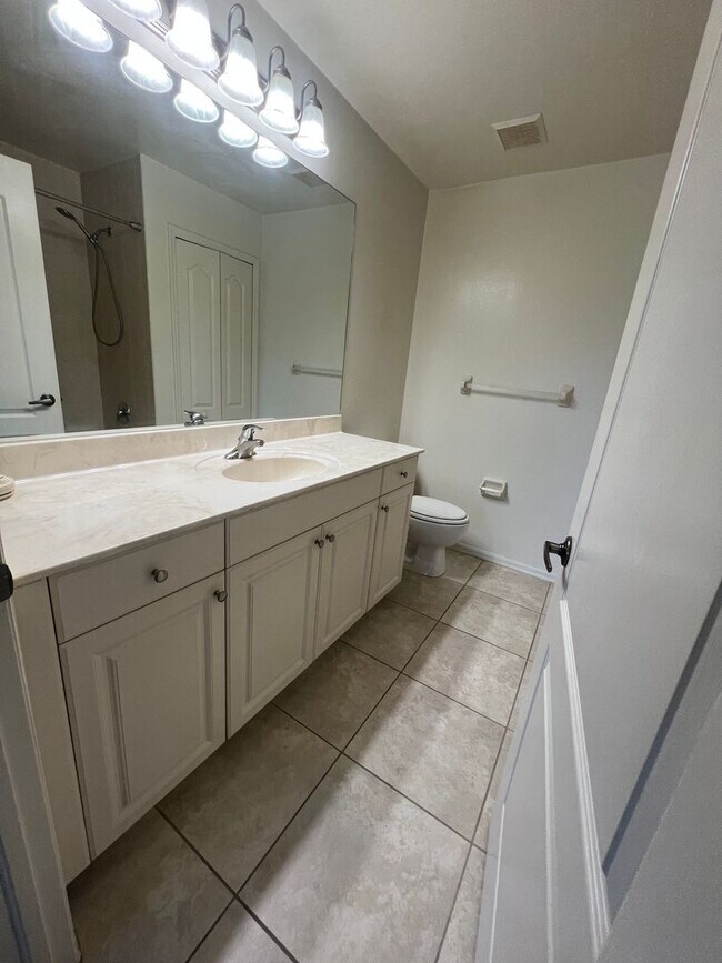 Building Photo - spacious townhouse.2 Bedrooms with 2-1/2 bathrooms