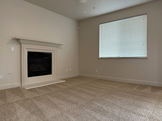 Building Photo - Pleasing 5/2 near college and UC