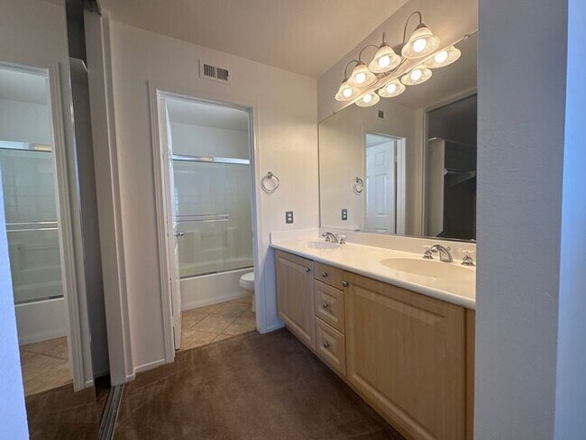 Building Photo - 3 bedroom/2.5 Bath Northbridge Home