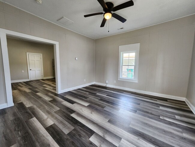 Building Photo - Spacious 1-Bedroom, 1-Bathroom Home AVAILABLE NOW!!