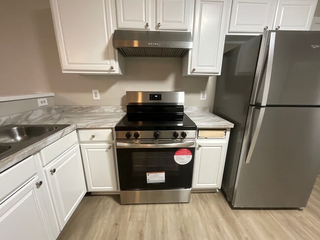 Building Photo - Ready to view! 3 bedroom, 2 bath Brick home in High Point near I-74