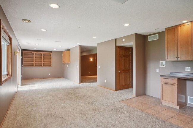 Building Photo - Gorgeous Single Family Home - June 1st Mov...