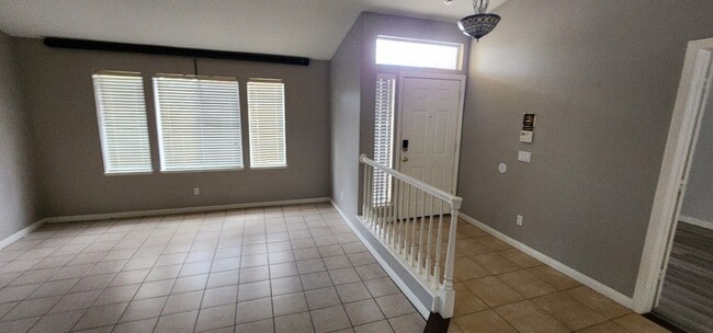 Building Photo - Well Maintained Single Story Pool Home in ...