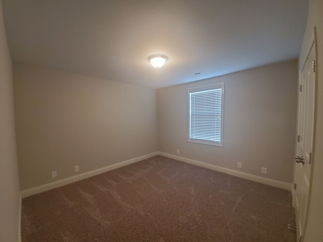 Building Photo - $2100 Executive 3 Bed 2.5 Bath with Bonus ...