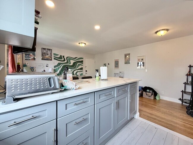 Building Photo - 165 Vroom St