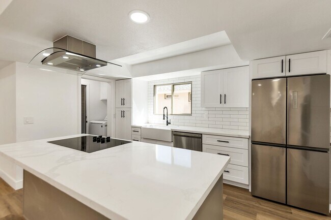 Building Photo - Remodeled 3 Bed 2 Bath 2 Car Garage Unfurnished 12 month lease with bonus room and AC in 2 car ga...