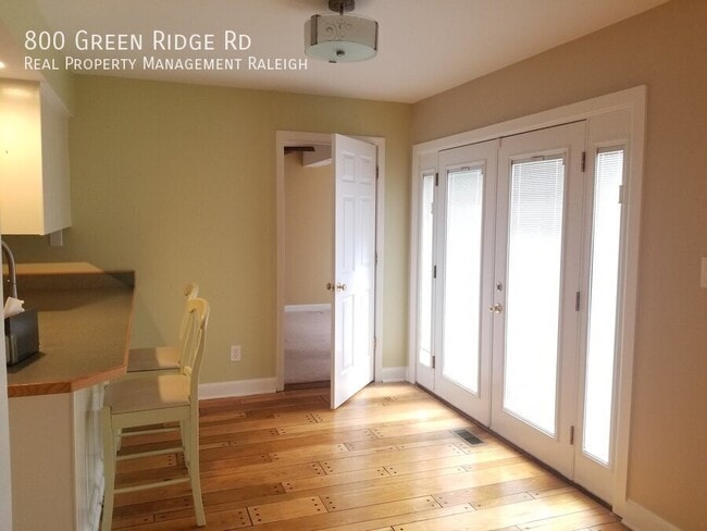 Building Photo - 800 Green Ridge Dr