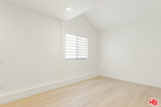 Building Photo - 4933 Collett Ave