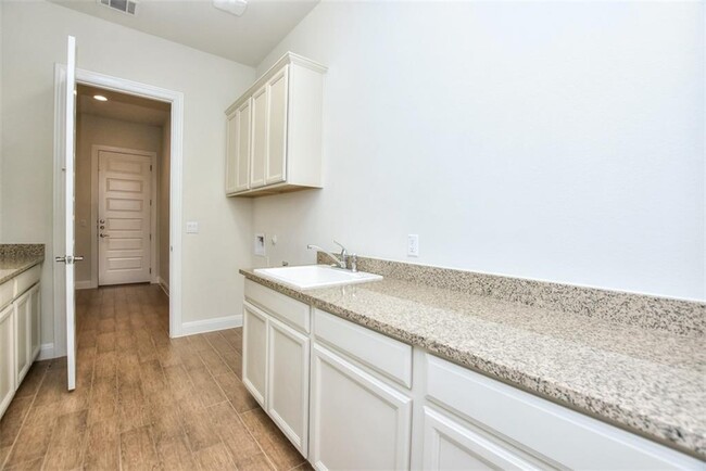 Building Photo - 10604 Lavon Bend