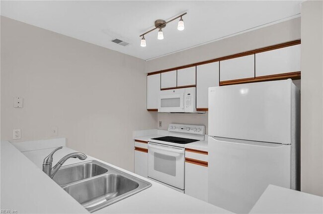 Building Photo - 404 Camberley Way