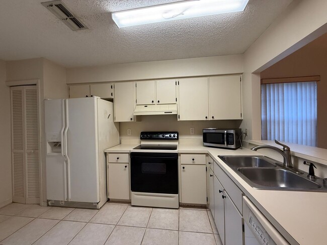 Building Photo - Spacious 2 bedroom, 2 bathroom home