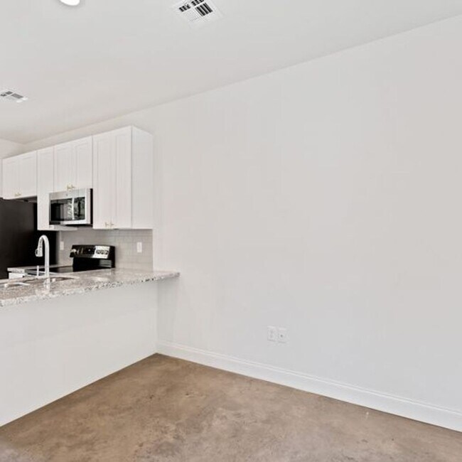 Building Photo - 1 Bed 1.5 Bath Condo Near Campus!