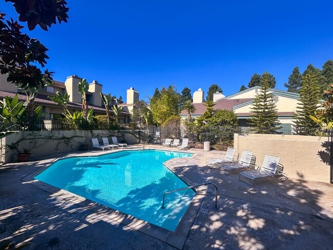 Building Photo - Beautiful 3BD/2.5BA W/ Open Floor Plan and...