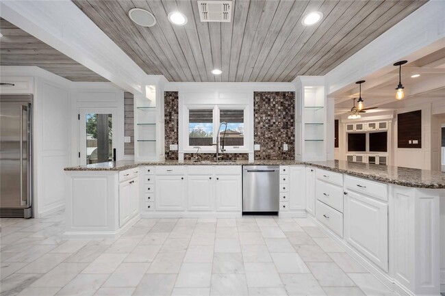 Building Photo - 4031 Fernwood Dr