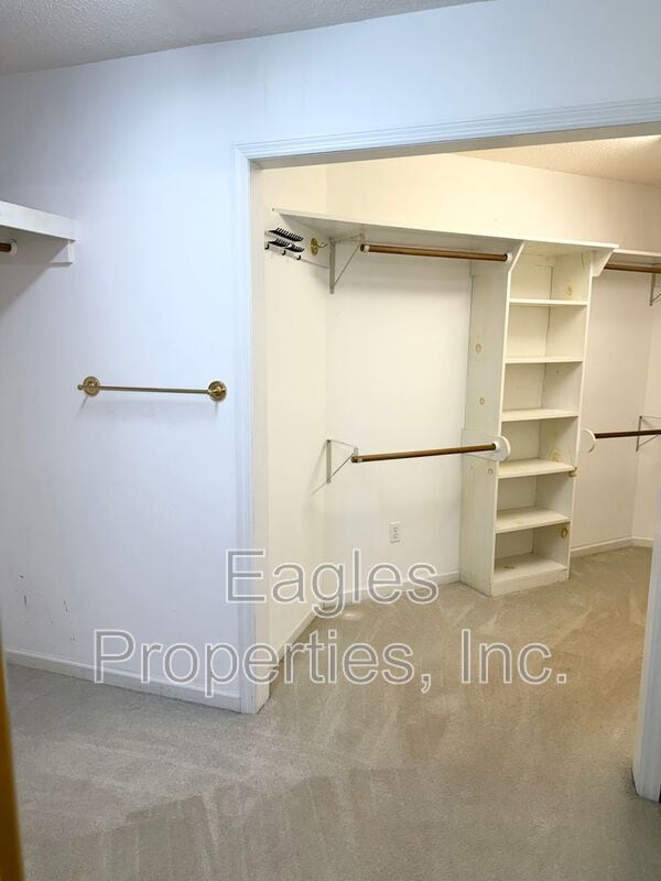 Building Photo - 107 Roundtree Ln