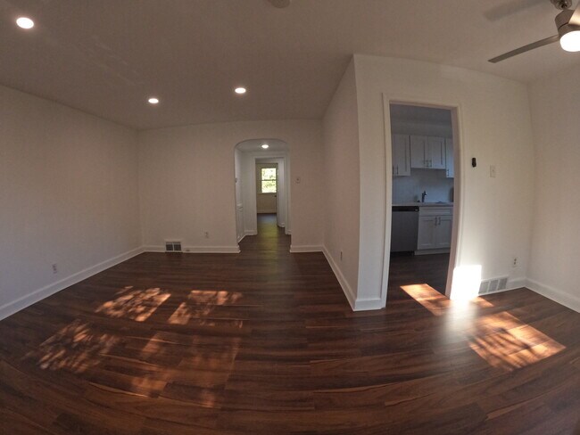 Building Photo - 869 W Walnut Ln