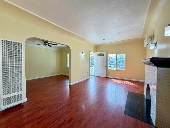 Building Photo - 607 W 101st St