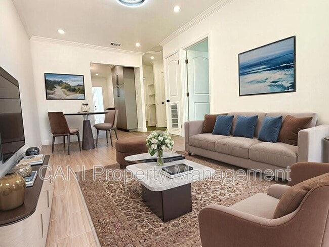 Building Photo - 748 Bethune St