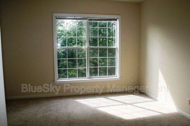 Building Photo - 300 Riverbend Dr