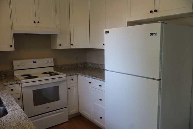 Building Photo - 1802 Hilltop Ct