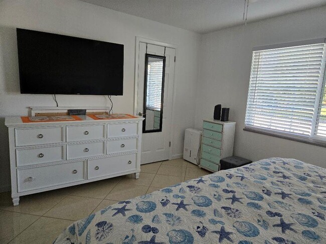 Building Photo - 650 Pinellas Point Dr S