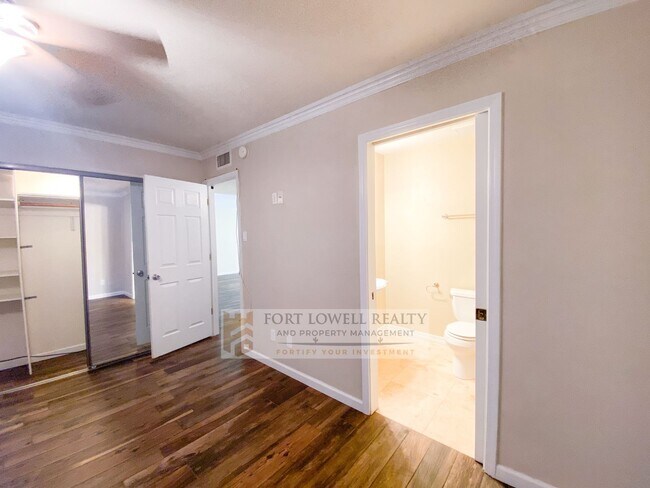 Building Photo - Super Charming 2 Bedroom 2 Bathroom Townhouse