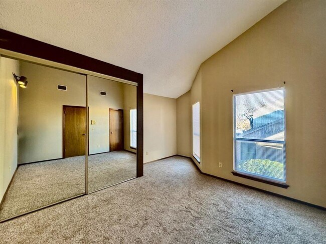 Building Photo - 1622 Windhill Ave