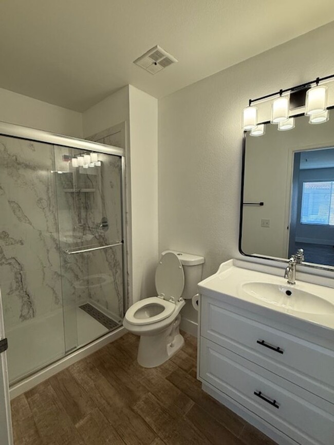 Building Photo - Condo in Gated Palm Lake