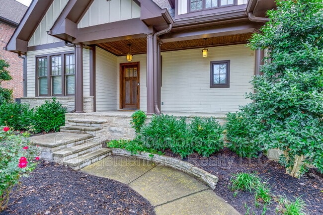 Building Photo - 210 38th Ave N